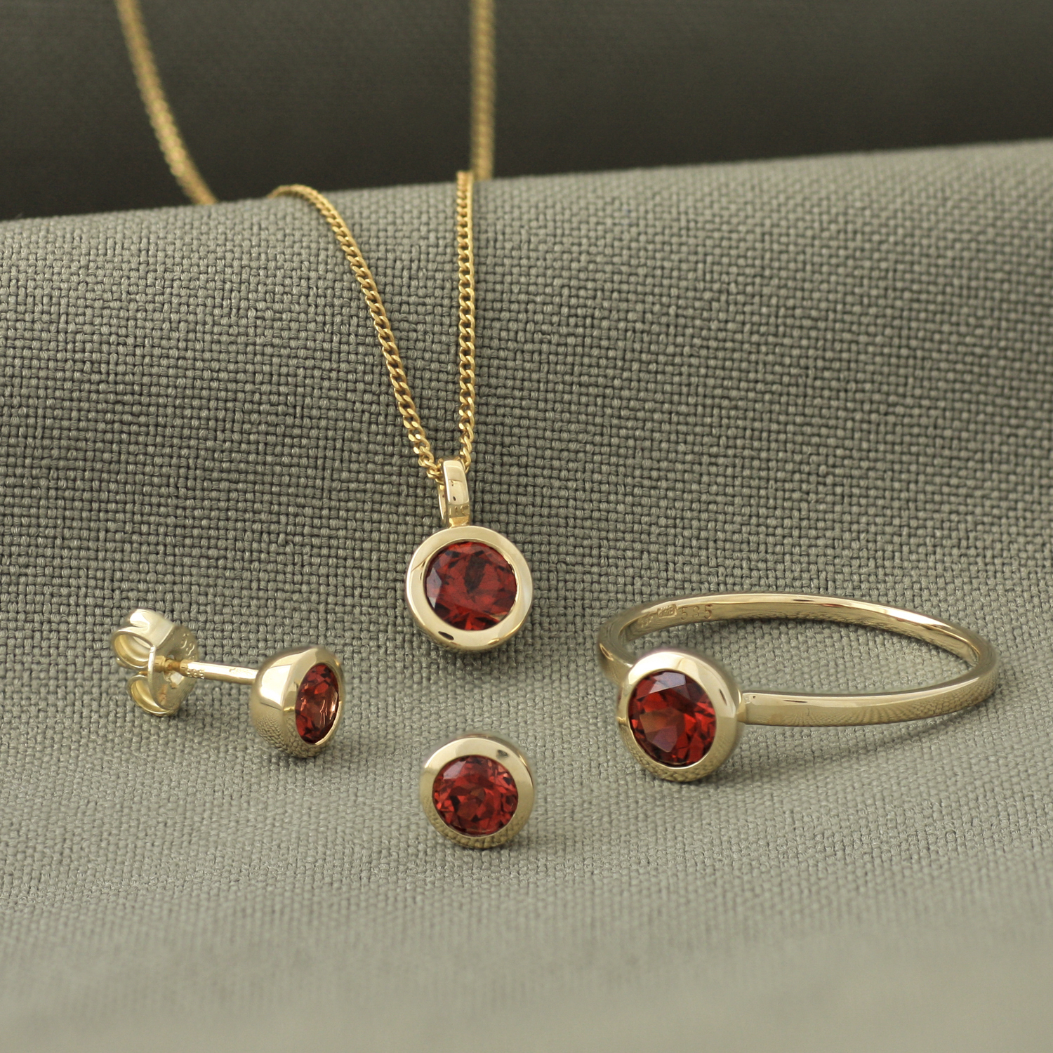Hanger met ketting, geelgoud, granaat