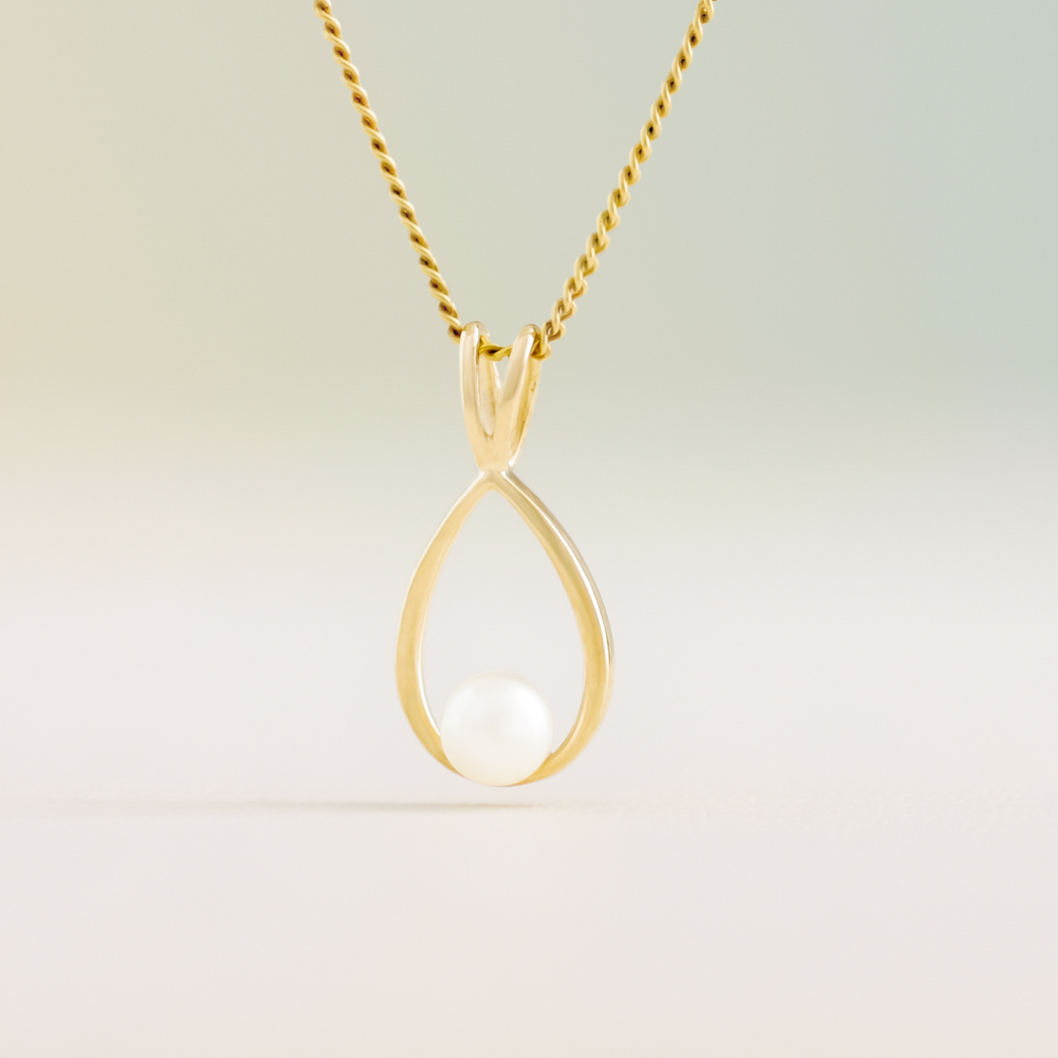 Sabrina parelhanger met ketting, geelgoud, zoetwaterparel