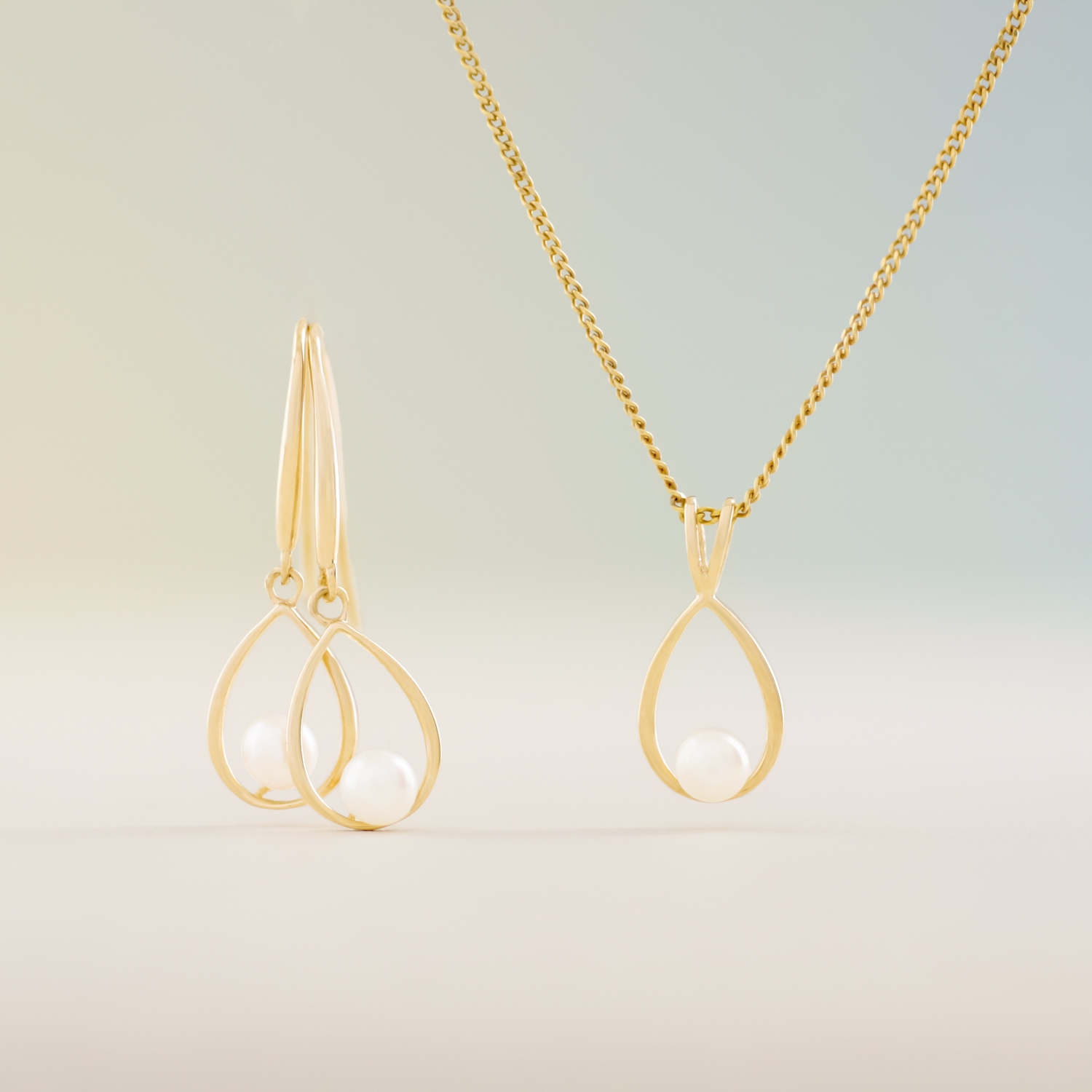 Sabrina parelhanger met ketting, geelgoud, zoetwaterparel