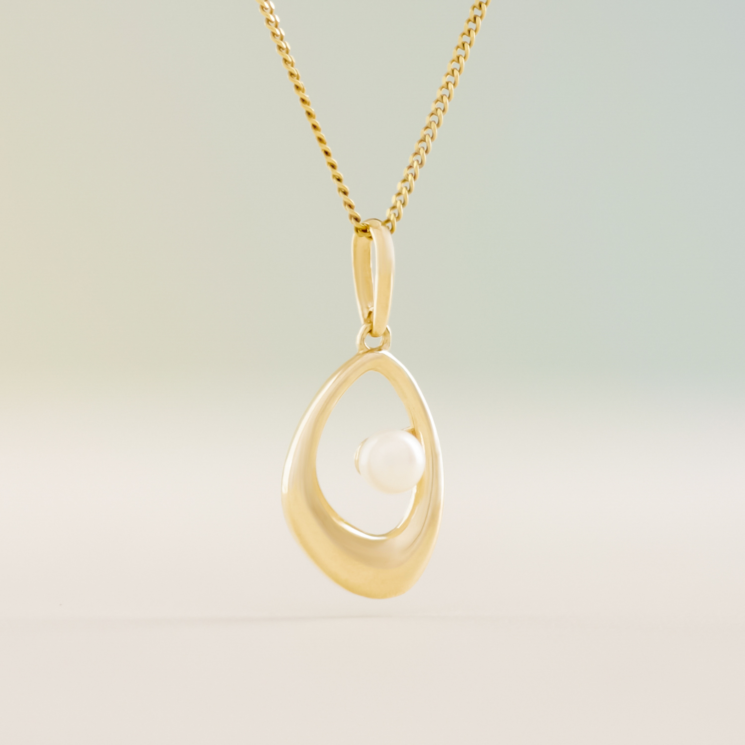 Simone parelhanger met ketting, geelgoud, zoetwaterparel