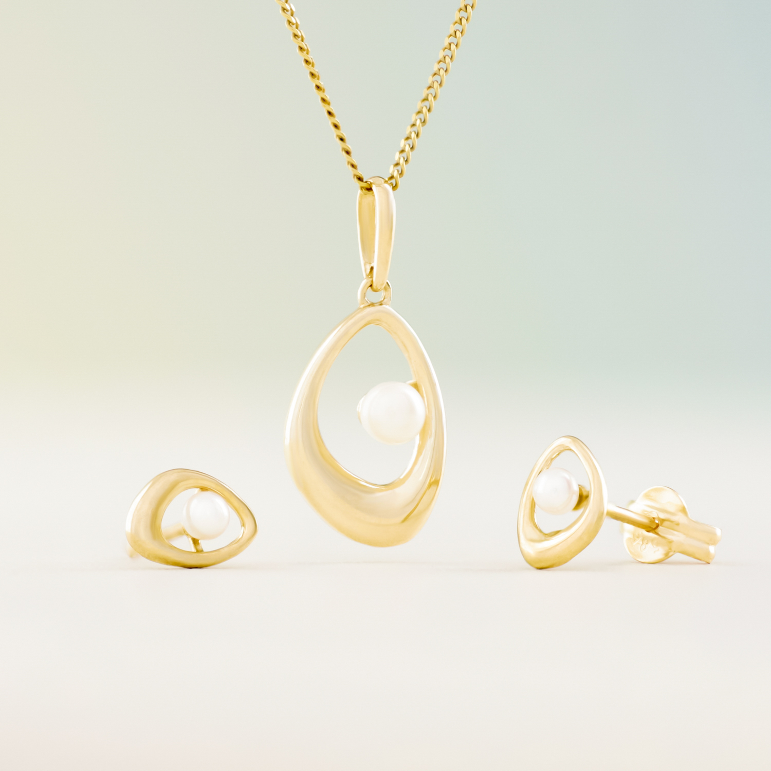 Simone parelhanger met ketting, geelgoud, zoetwaterparel