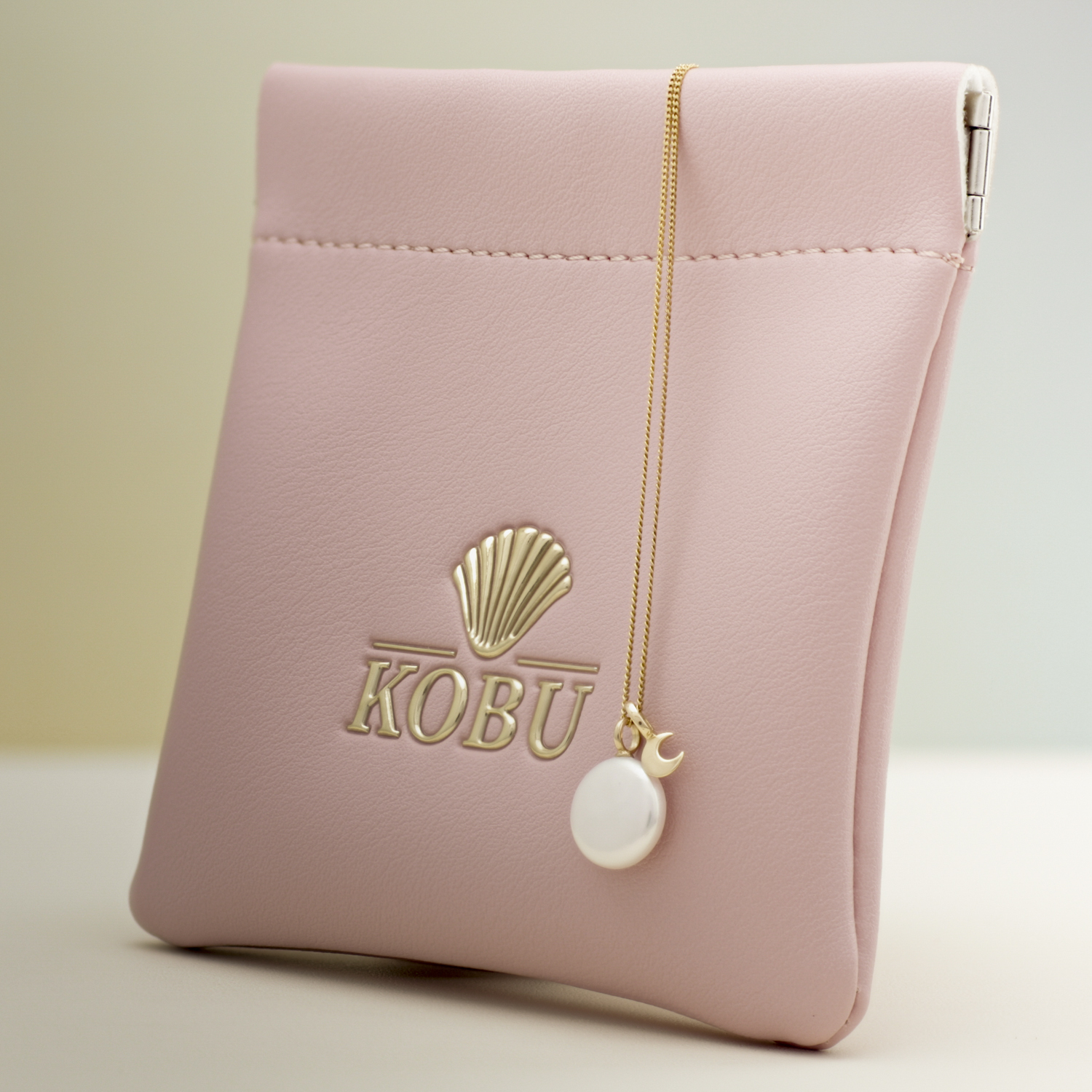 Sorella Maan parelhanger met ketting, geelgoud, zoetwaterparel