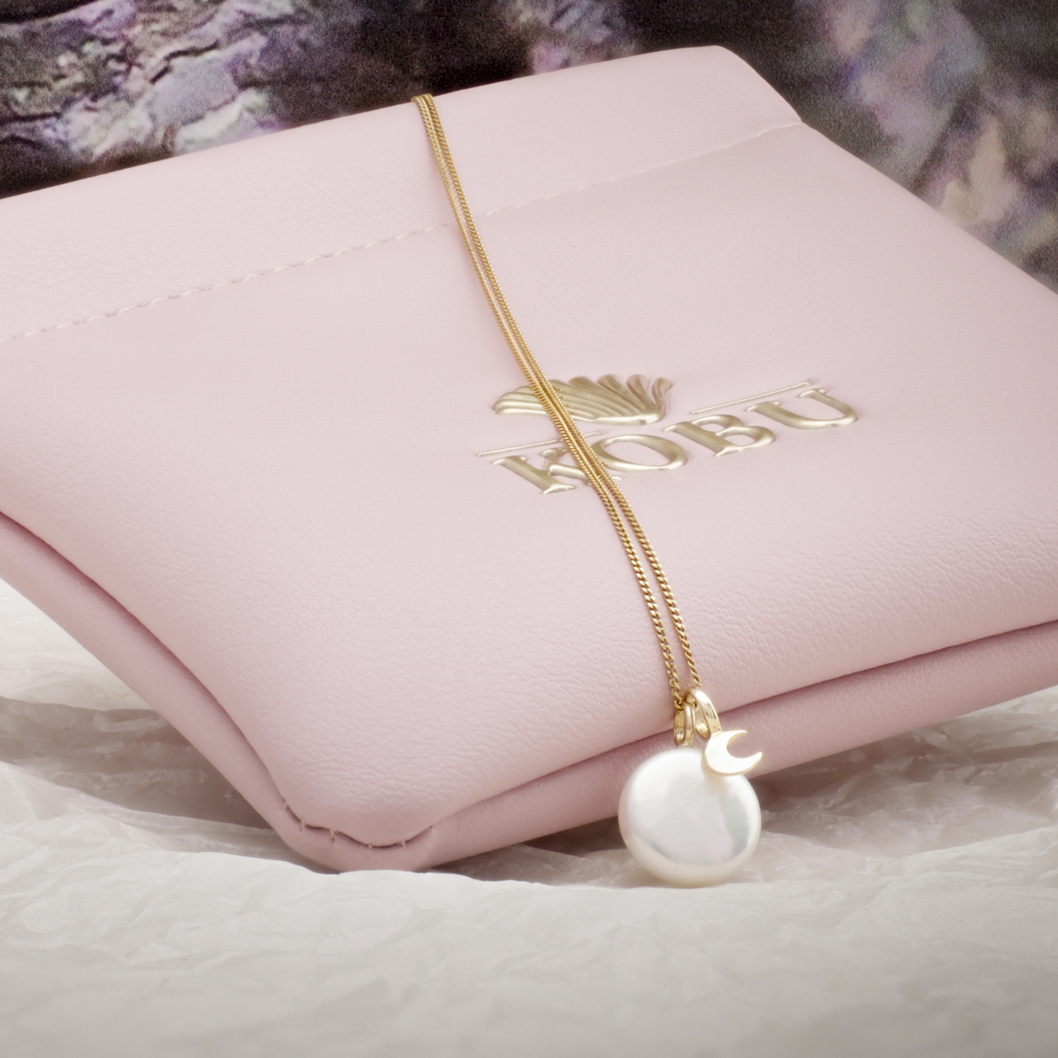 Sorella Maan parelhanger met ketting, geelgoud, zoetwaterparel
