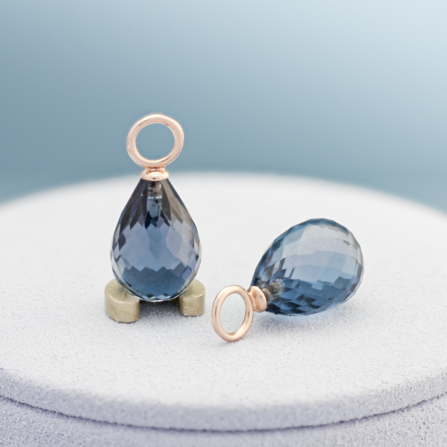 Creolen oorhangers, Olina roségoud, London Blue Topaas