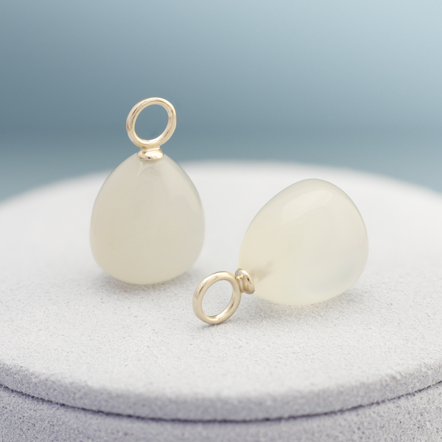 Creolen oorhangers, Onna geelgoud, Maansteen