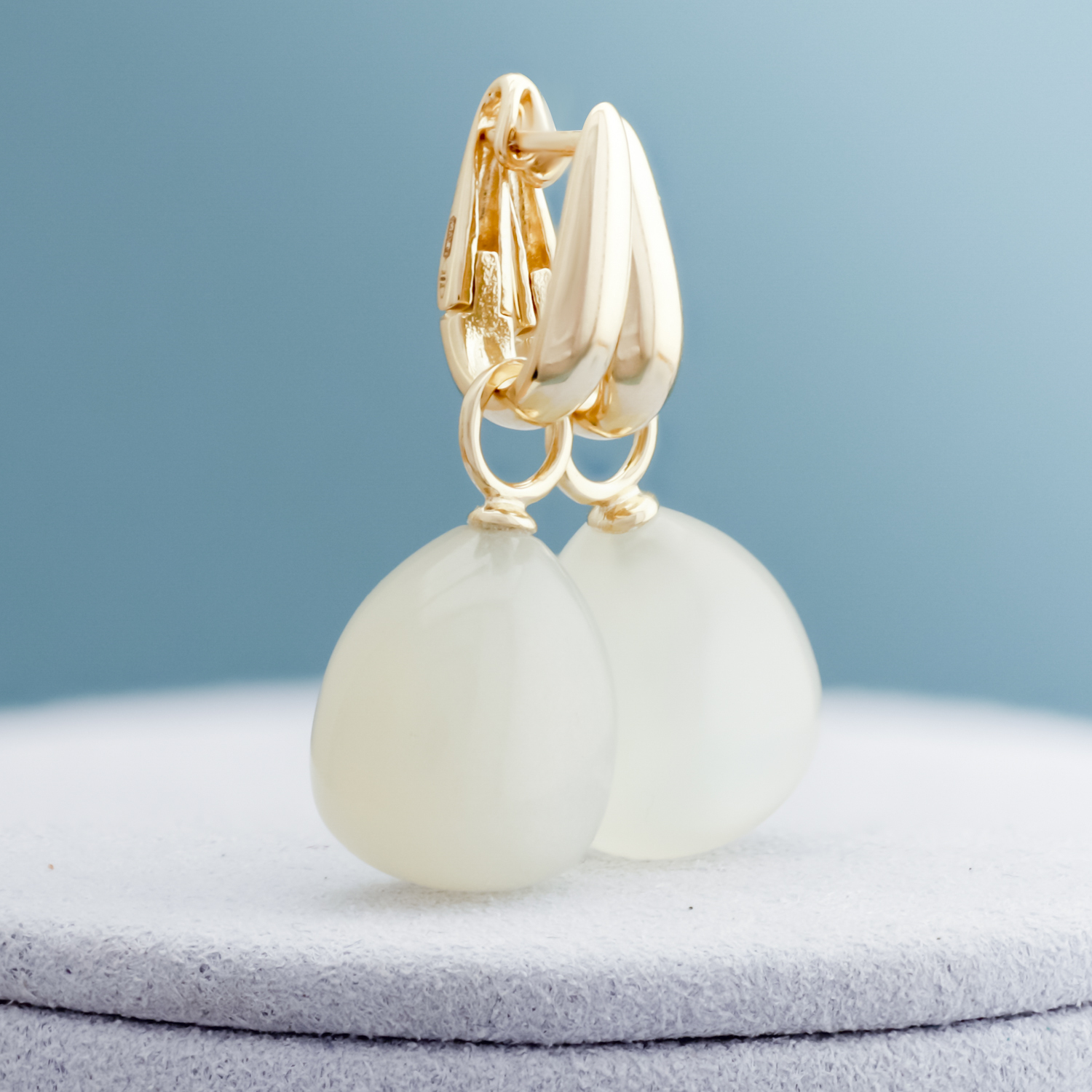 Creolen oorhangers, Onna geelgoud, Maansteen