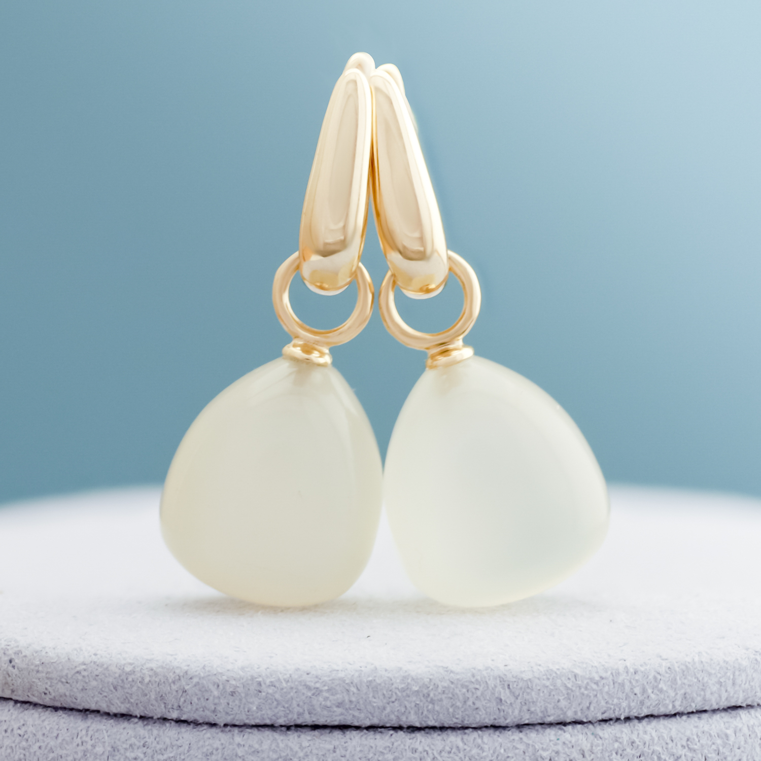 Creolen oorhangers, Onna geelgoud, Maansteen